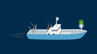 Luči plovila, ki ribari z vlečnimi mrežami, ko se ne premika po vodi